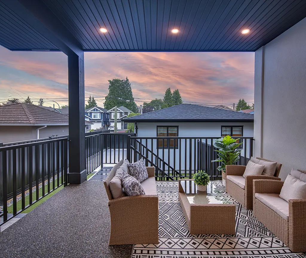Residence I covered terrace at twilight
